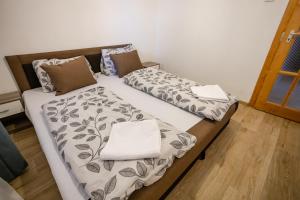 Кровать или кровати в номере Halfarock Üdülőház