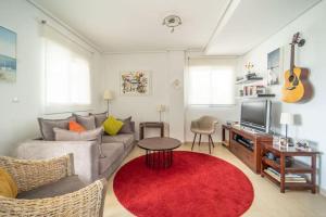 ein Wohnzimmer mit einem Sofa und einem roten Teppich in der Unterkunft 2 Bed Flat/Apartment on La Torre Golf Resort in Torre-Pacheco