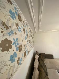 1 dormitorio con flores azules en la pared en House in Eislek, North Luxembourg, dating from 1890, newly renovated, 