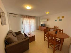 a living room with a couch and a table at Sirocco Apartamento in Oropesa del Mar