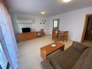 a living room with a couch and a table at Sirocco Apartamento in Oropesa del Mar