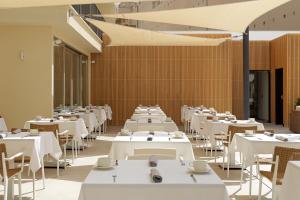 a dining room with white tables and chairs at Hotel Saratoga in Palma de Mallorca