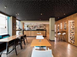 a restaurant with tables and chairs and a wine cellar at Hotel Saratoga in Palma de Mallorca