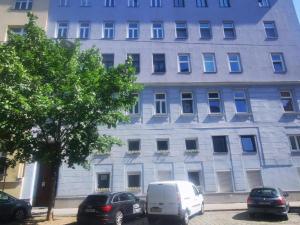 Un edificio con coches aparcados delante. en Smart Mini Hotel, en Viena