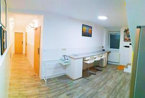 Una televisión o centro de entretenimiento en Smart Mini Hotel 14 fotos más