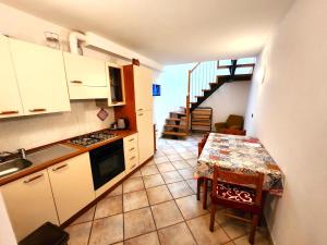 małą kuchnię ze stołem i schodami w obiekcie Casa Faggiona w mieście Pignone