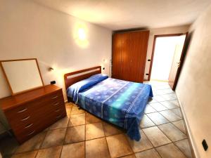 sypialnia z łóżkiem, komodą i oknem w obiekcie Casa Faggiona w mieście Pignone