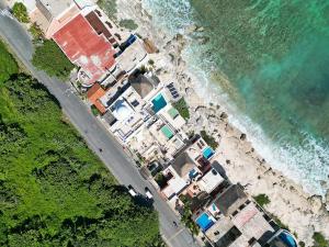 - une vue aérienne sur une plage avec des maisons et l'océan dans l'établissement Casa Alkimia Oceanfront, à Isla Mujeres