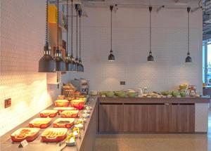 una cocina con muchos alimentos en una barra en Holiday Inn Sunderland - City Centre, an IHG Hotel en Sunderland