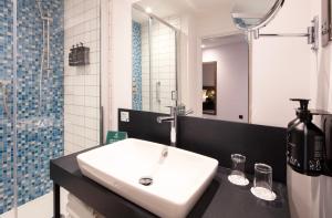 y baño con lavabo blanco y espejo. en Holiday Inn Sunderland - City Centre, an IHG Hotel en Sunderland