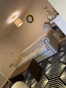 Un dormitorio con una cama y un reloj en la pared. en Beach House Courtyard 1 Bed, en Southport 24 fotos más