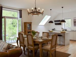 cocina y comedor con mesa y sillas en Anemone, en Kenmore