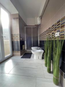 e bagno con servizi igienici, doccia e piante. di Diverso Apartment a Caiazzo Altre 22 foto
