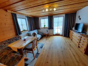 a living room with a table and a couch at Ferienwohnung Drexel in Steeg