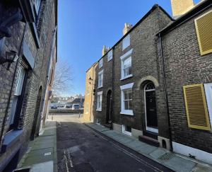 een lege straat in een oud bakstenen gebouw bij The Cove in Deal