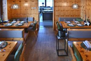 Restoran või mõni muu söögikoht majutusasutuses Hotel Toblacherhof