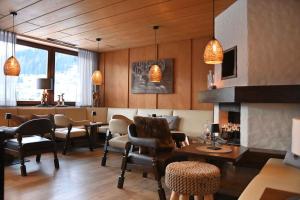 una sala con sedie e tavoli e un bar di Hotel Toblacherhof a Dobbiaco