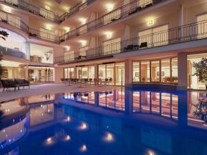 an exterior view of a building with a swimming pool at Hotel Saratoga in Palma de Mallorca