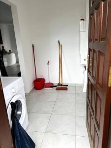 um quarto branco com uma máquina de lavar roupa num quarto em Maison T3 neuve fonctionnelle em Matoury