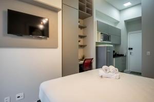 1 dormitorio con 1 cama con 2 toallas en E-Side Vila Madalena perto do Metrô, en São Paulo