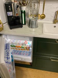 un frigorifero aperto con cibo e un frullatore su un bancone di B&B Smeralda a Villa San Giovanni