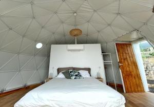 Domo Volcano Suite Experience PISCINA CLIMATIZADA客房内的一张或多张床位