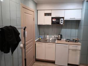 Il comprend une petite cuisine équipée d'un évier et d'un four micro-ondes. dans l'établissement Freedom apartment on Bazarna str, à Lviv