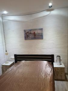 ein Schlafzimmer mit einem Bett und einem Wandgemälde in der Unterkunft Freedom apartment on Bazarna str in Lwiw