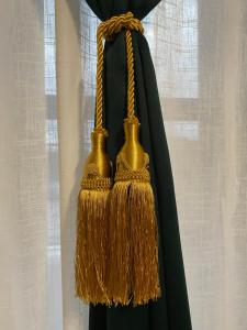 ein schwarzes Kleid mit einer Goldtassentasche in der Unterkunft B&B Smeralda in Villa San Giovanni