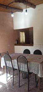 una mesa con 2 sillas en una habitación con cocina en Finca del Sol Naciente en Monte Comán