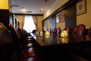マラー・スカーラにあるHotel Skálaの会議室(長いテーブルと椅子付)