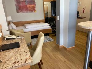 Giường trong phòng chung tại The KRAL - Business Hotel & Serviced Apartments