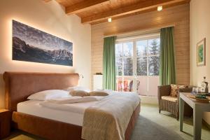 Postel nebo postele na pokoji v ubytování Dolomit Boutique Hotel + 37 fotografií