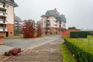 an empty street in front of some buildings at Forum Assago appartamento in Assago