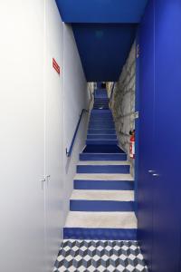 escalera con paredes azules y techo azul en FLH Porto Downtown GuestHouse, en Oporto