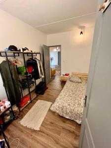 Zimmer mit einem Schlafzimmer mit einem Bett und einem Schrank in der Unterkunft Dakar cosy maison avec terrasse by immo kit bnb in Dakar