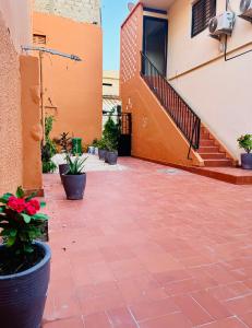 un patio con flores y una escalera en una casa en Dakar cosy maison avec terrasse by immo kit bnb en Dakar