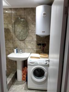 um banheiro com máquina de lavar e pia em TOP view Apartment Budva em Budva