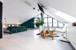 - un salon avec une table à l'étage dans l'établissement THE Penthouse at Eco Smart Apartments, à Nuremberg