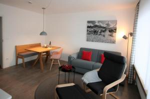 sala de estar con sofá y mesa en Alpenflair Ferienwohnungen Schulz, en Oberstdorf