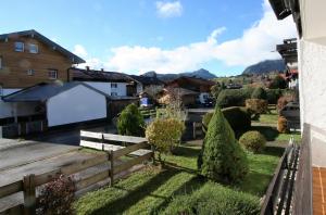 vistas a un patio con una valla de madera en Alpenflair Ferienwohnungen Schulz, en Oberstdorf