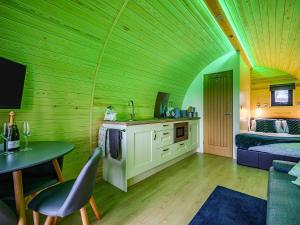 East Haddon的住宿－Althorp - Ukc5322，客房拥有绿色的天花板,配有一张床和一张桌子