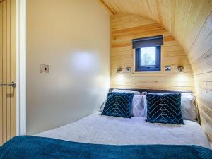 East Haddon的住宿－Althorp - Ukc5322，一间卧室配有一张木墙床