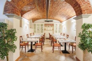Hotel Embassy في فلورنسا: غرفة طعام كبيرة مع طاولات وكراسي