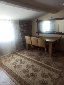 a dining room with a table and chairs and a rug at Denize sıfır 2 yatak odalı daire D 8 in Tekirdag