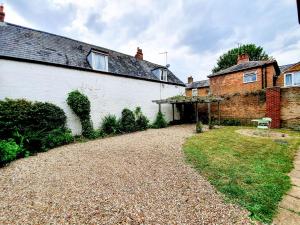 an external view of a house with a gravel driveway at Red Lion Cottage in Chatteris