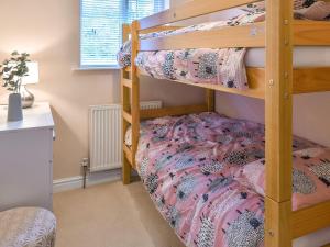 מיטה או מיטות קומותיים בחדר ב-Llican
