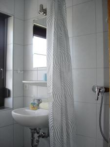 Ett badrum på Gasthof Zum Hohen Lohr