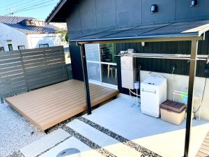 Casa pequeña con terraza y nevera en ゲストハウス 西村サイクル（24C）, en Izume