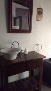 y baño con lavabo y espejo. en Flamante casa en Delta de Tigre en Buenos Aires
